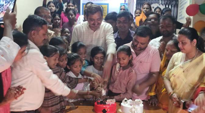 सैदपुर में जला ‘आशीर्वाद का दीया’, एमएलसी विशाल सिंह चंचल ने काटा केक