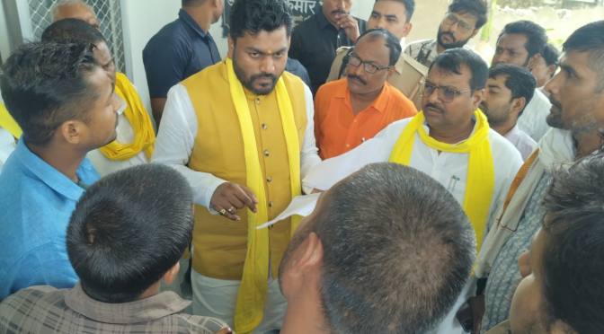 मीटर रीडर, आउटसोर्स निगम में शामिल करने की उठाई आवाज